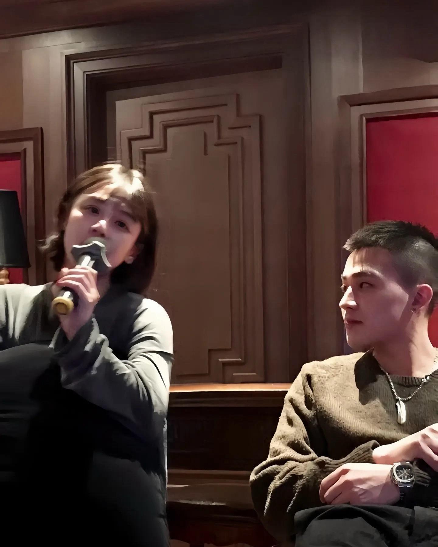 欧豪与马思纯座位同属内场第二排右侧，但中间间隔王鹤棣、白鹿等至少5位艺人，物理距