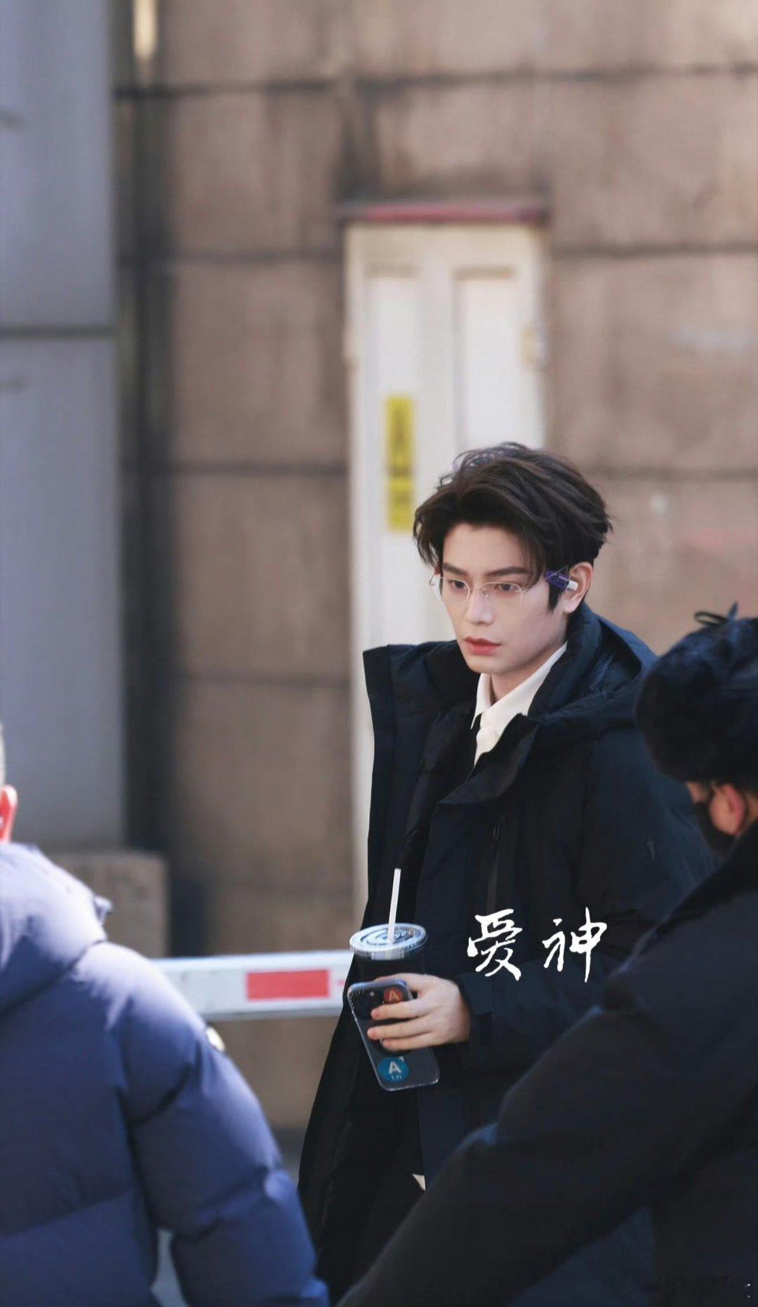 丁禹兮陈伦 dyx丁禹兮赵凌﻿ “慢慢开始每隔几天就会有告别了。渐渐觉得每一格像