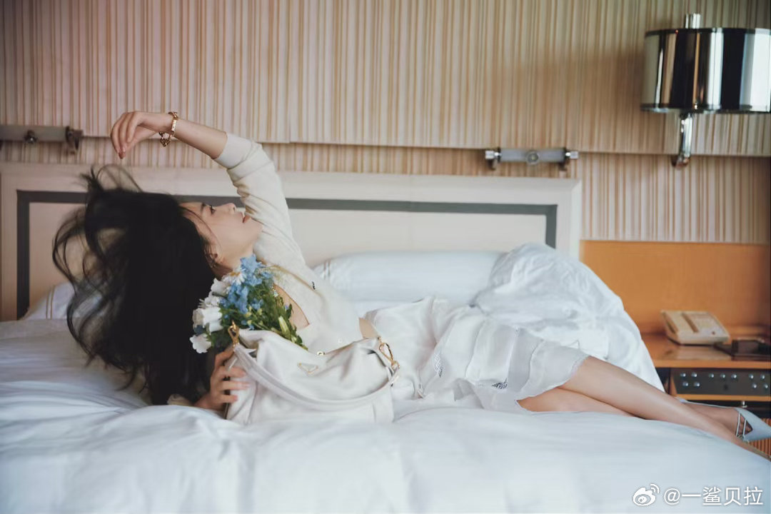 朱珠捧花照朱珠把白裙穿成高定 捧花+白裙，朱珠把高定穿进日常了