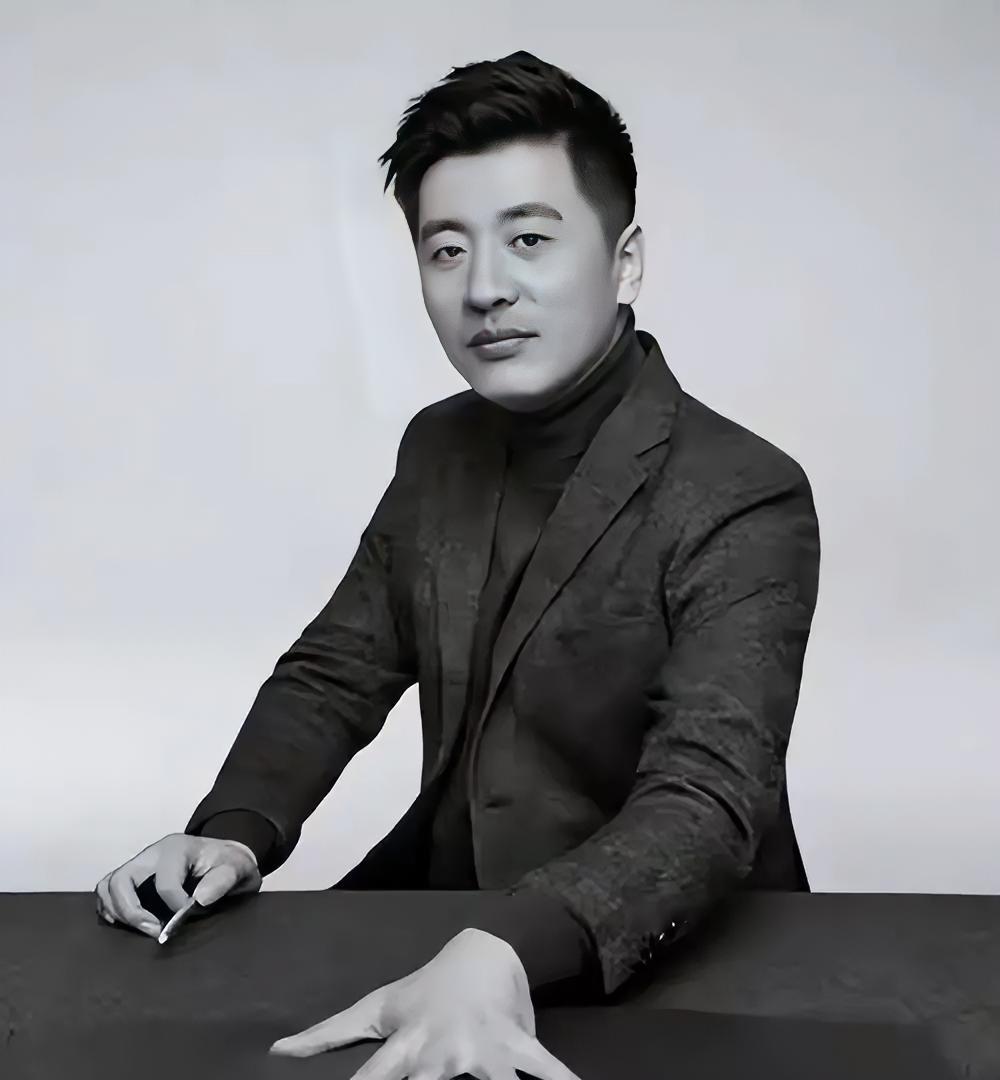 我觉得现在最心痛的，肯定是张雪峰公司的员工吧。他这个人对员工是真的掏心掏肺的，在