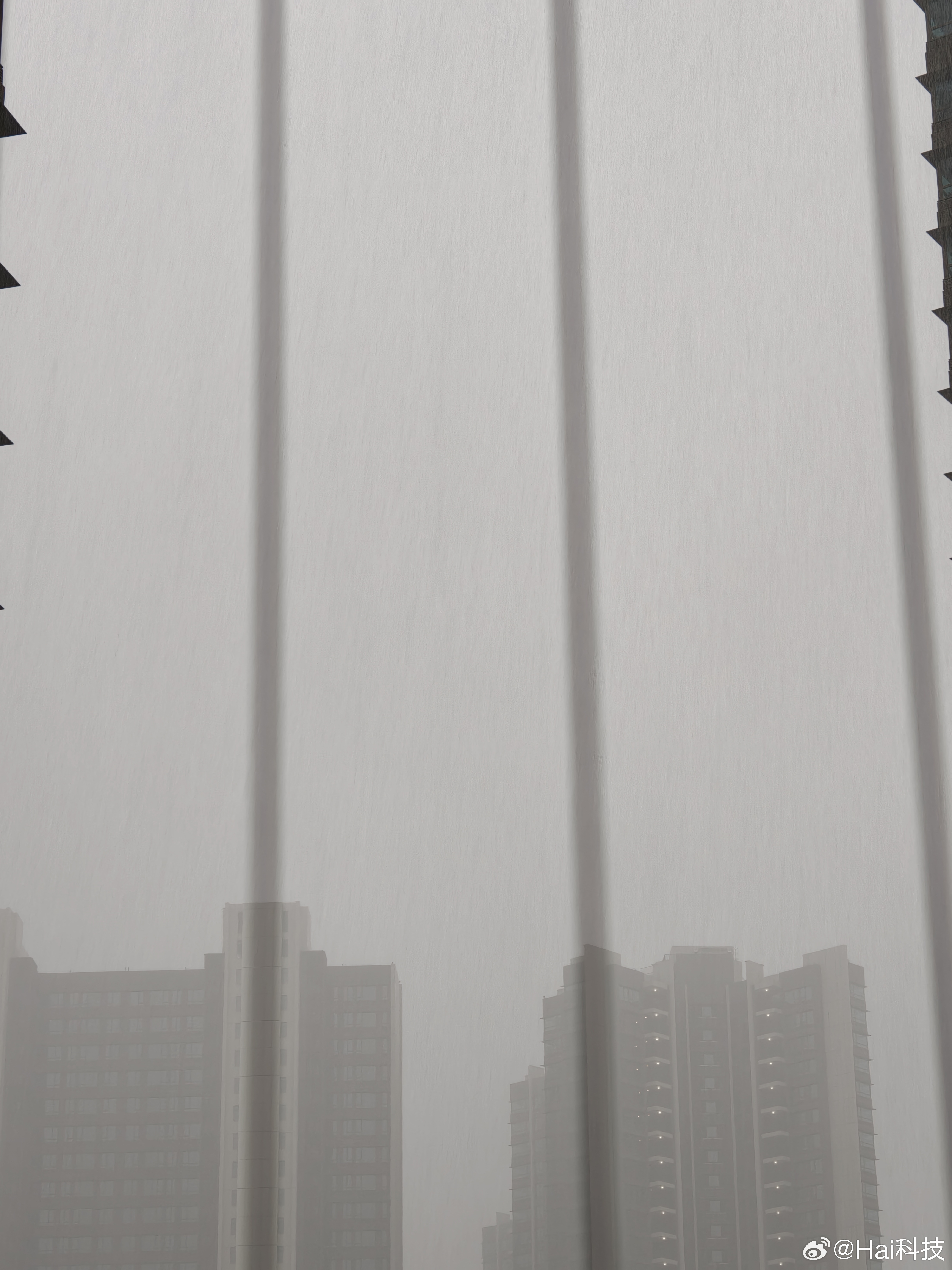 深圳暴雨现状，狂风暴雨，一片白茫茫，夹杂点雷声，深圳以前的雨季顶多锁到5-6月，