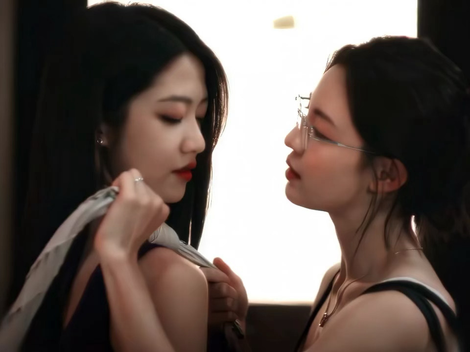 两个女人中的女人在拉扯 