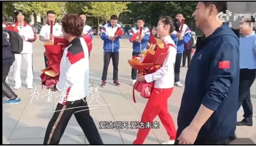 女排世界冠军&亚运会冠军王梦洁凯旋回家。
济南市球类运动中心举行欢迎仪式，热烈欢