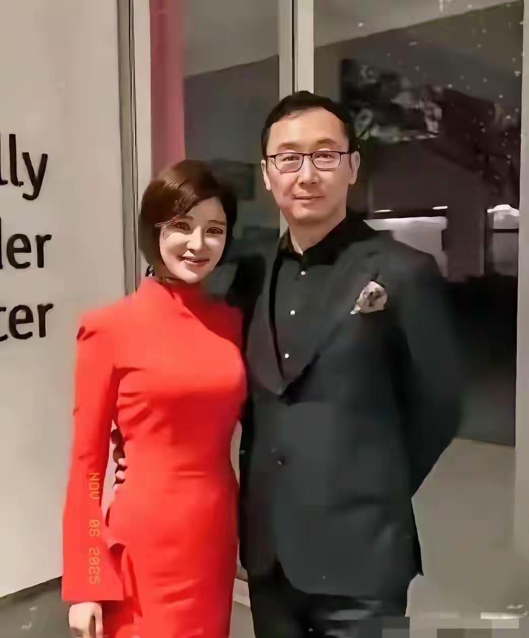气质绝佳的老牌美女主持人，事业巅峰时嫁给商界大人物，当年引发不少热议！
端庄大方
