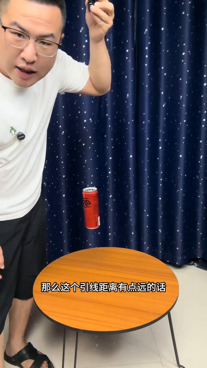 隔空取物，路人惊呆了。
这招对男孩子的吸引力有多大你知道吗？大家好，视频中的隔空