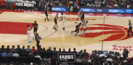 传球大师的上帝视角，哈登这个传球太绝了吧！
一点不带夸张的，联盟能有这种视野把这