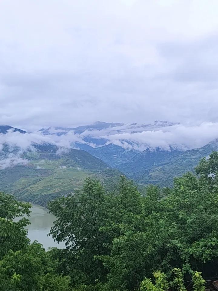 怒江碧罗雪山下完雨的风景，那叫一个绝！
雨刚停，山间弥漫着一层薄薄的雾气，像给雪