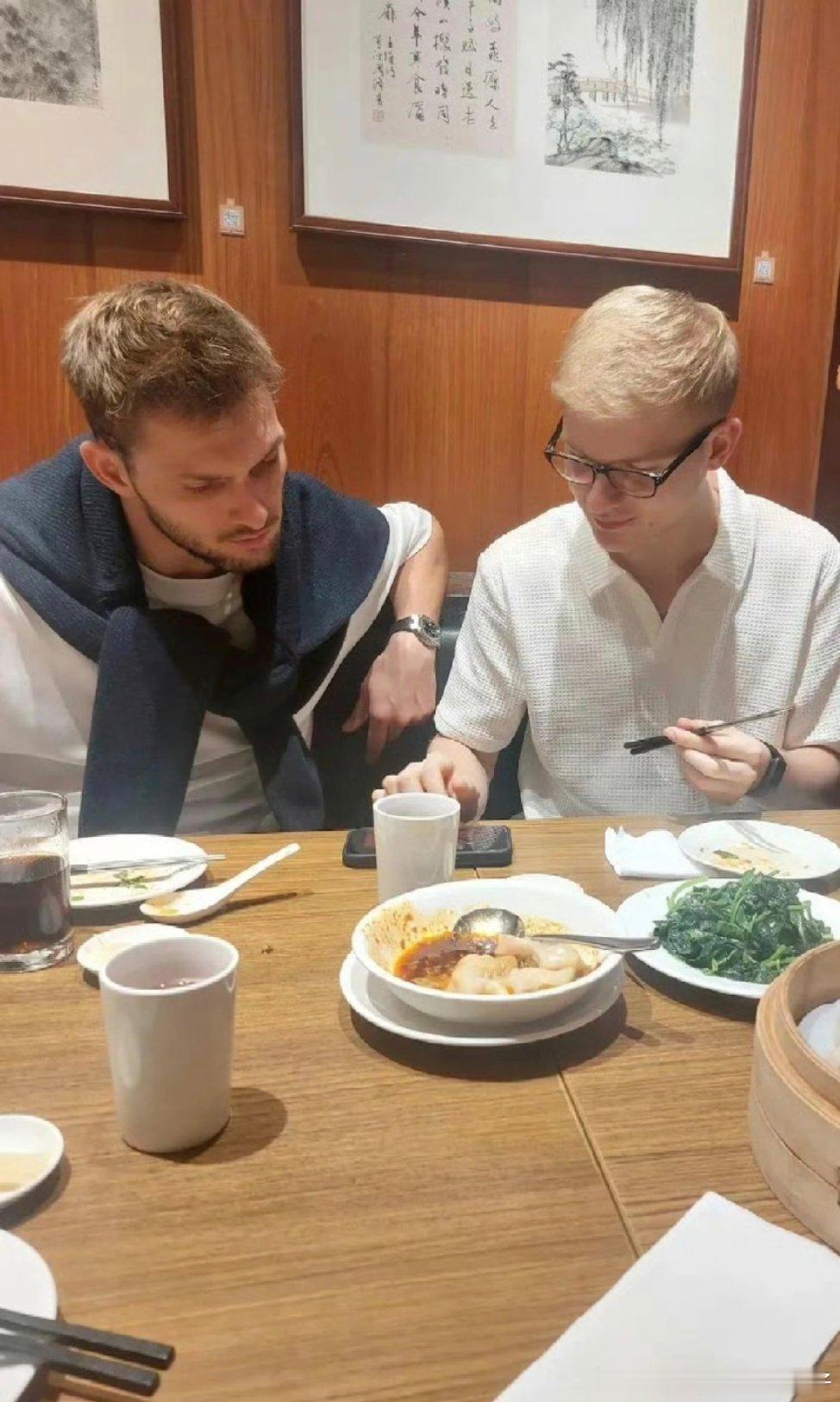 在高雄备战的菲利克斯勒布伦和力廉巴德打卡美食📷 