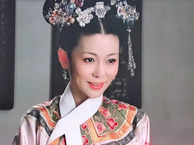 她太可笑了，简直是弄巧成拙。

《甄嬛传》里，皇上忽然要来齐妃的宫室，她听说后真