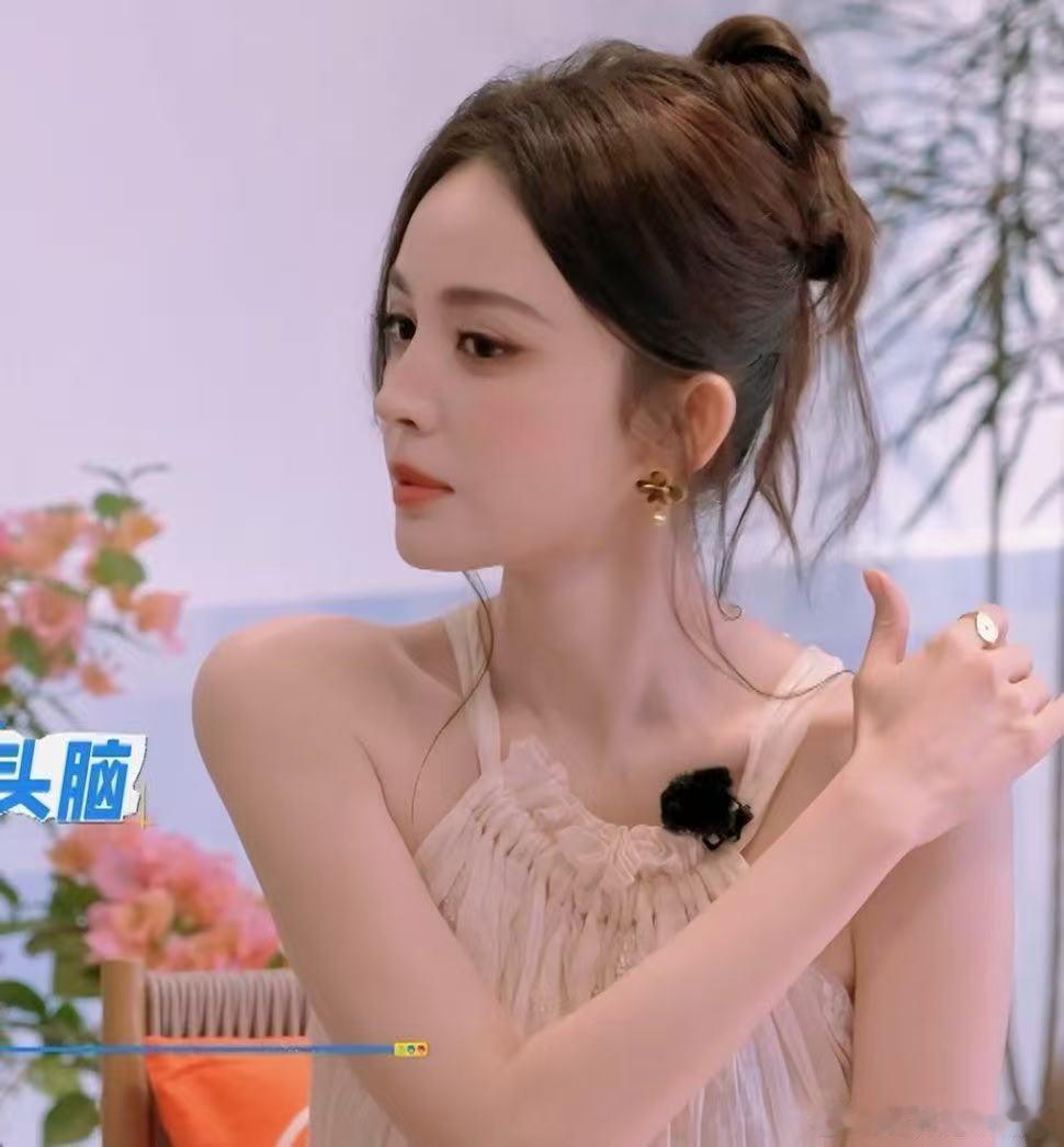 娜扎不语只是一味地皱眉娜扎表情管理失败 谁能捕捉到娜扎细微的小表情，面对赖伟明一