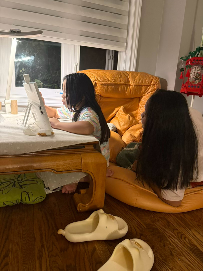 米姐也是有点烦人的。自己上课的时候不好好认真，轮到又米上课，她立刻变身热心大姐。