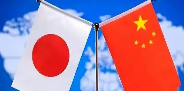 日本媒体的风向，一夜之间全变了。

前几天你翻开日本报纸、刷社交平台，铺天盖地都
