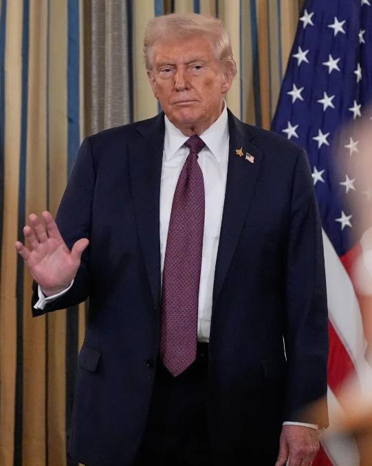 特朗普折腾了一年半的关税战，结果闹出了个谁也没想到的笑话——美国企业正扎堆儿把生