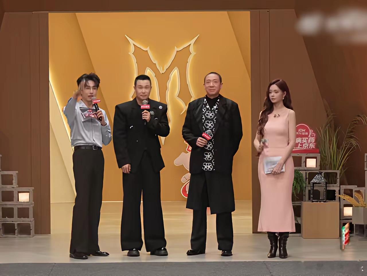 看来这几年沈梦辰真是被逼的，以前站在何炅旁边话都说不清楚，完全想不到现在的她会是