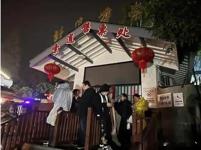 凌晨3点排队、索道挤爆！天下第一财神庙被挤上热搜：我们到底在求什么？

正月初五