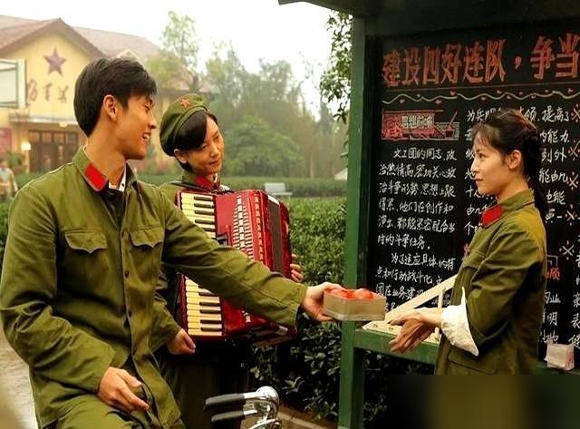 我今天才算看懂了《芳华》里最扎心的一幕。就是陈灿给萧穗子番茄那一幕。

那会儿就