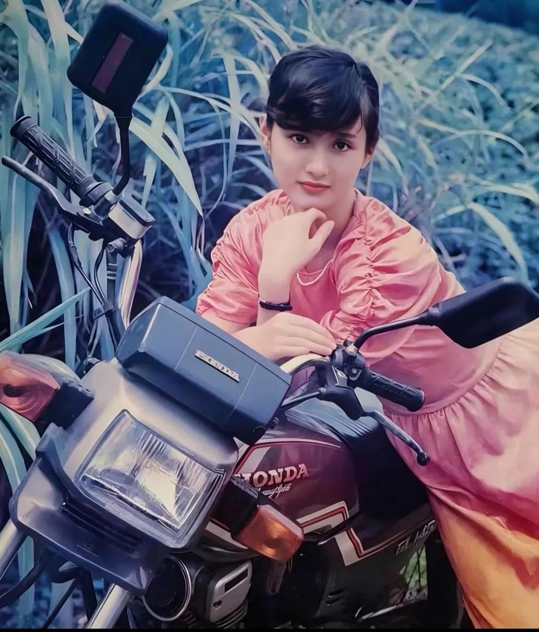 老挂历美女，没有美颜没有滤镜的年代。这些颜值放到今天是什么水平？