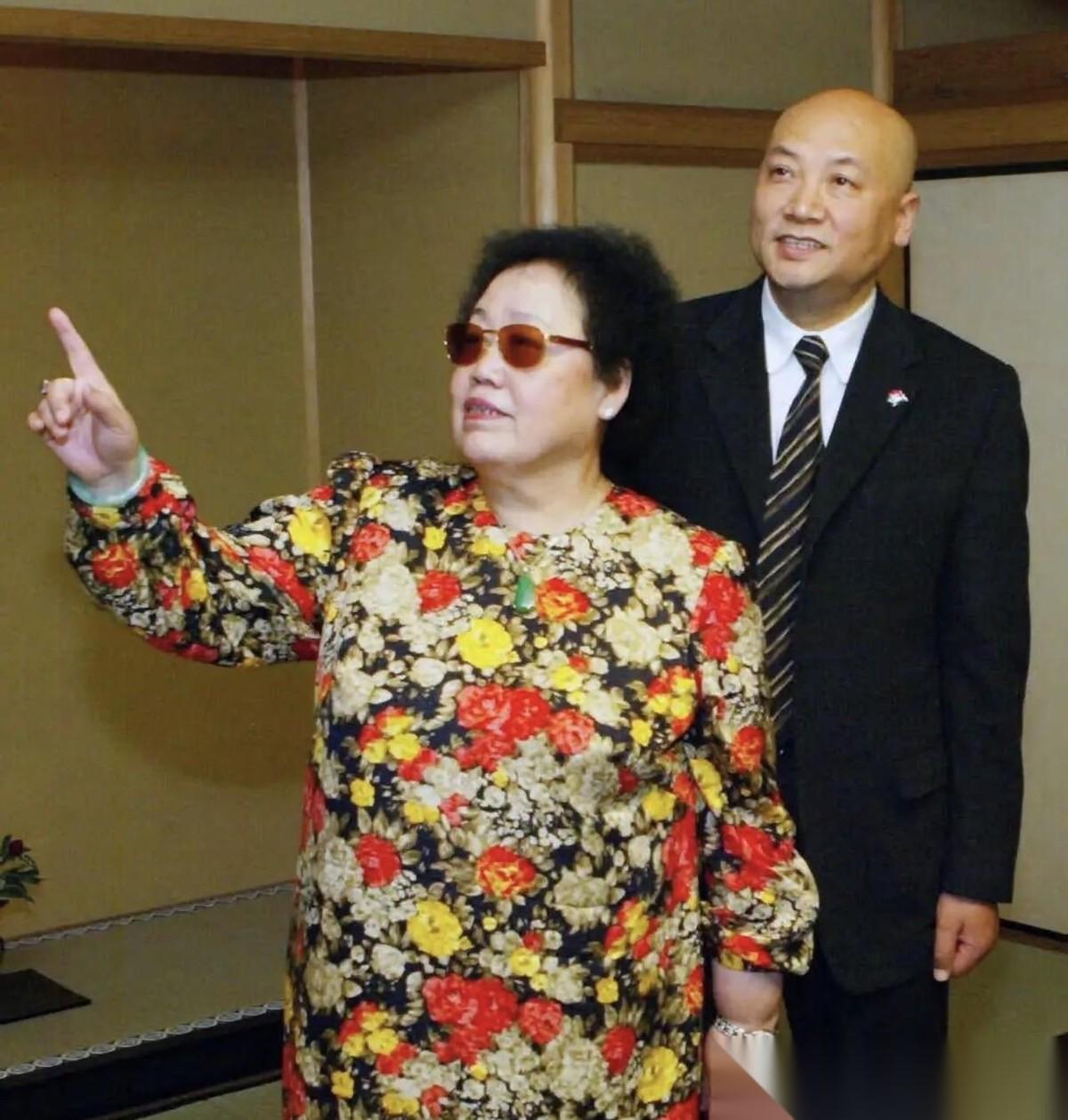 陈丽华这一生有多传奇，有多不凡。她手握北京寸土寸金的金宝街，这条街堪称京城最贵街