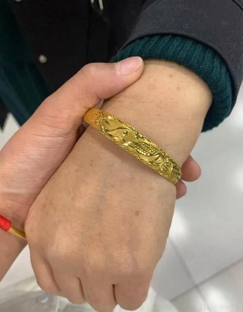 我奶奶有一套金首饰，金项链是我妈买的，戒指是姑姑买的，还有一对耳环是大伯母给买的