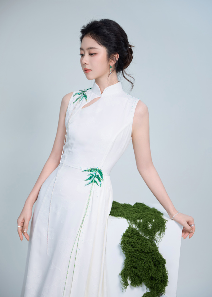 谭松韵盘发翠竹旗袍裙穿搭介绍，这套是改良新中式无袖旗袍长裙，通体采用干净的纯白色