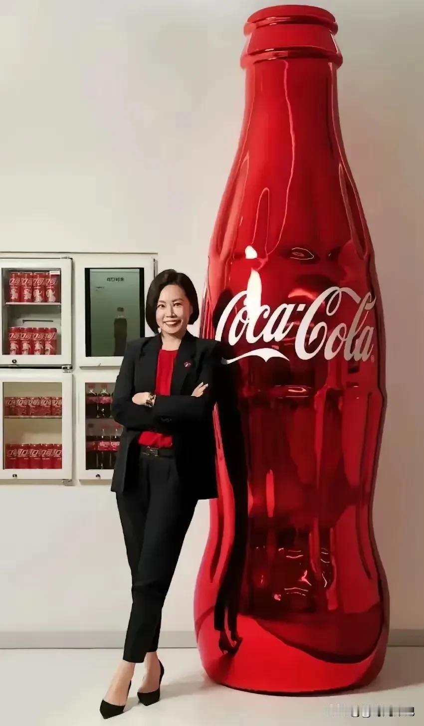 看这图片这名可口可乐女老总也是精明之人，我就不明白了为什么会在那天做出如此有失礼