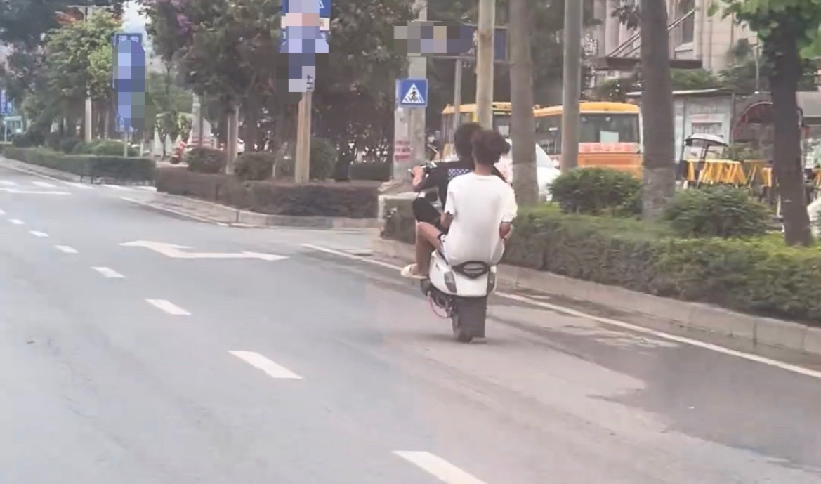 6月7日，网友反映：玉林某南两少年骑一无号牌电车翘车头行驶。同城热点创作计划 玉