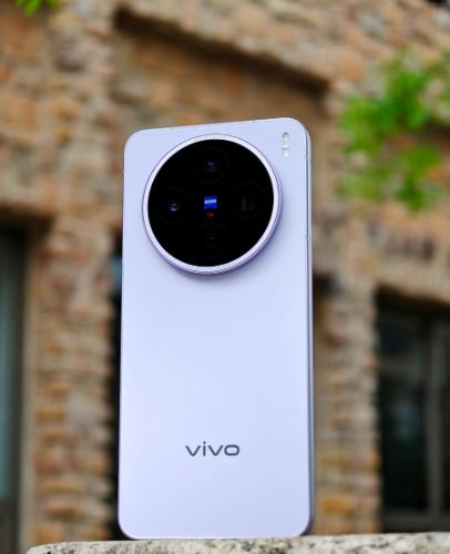 这次的新机不负众望，vivo X200s此次的外观相当出彩，共有4种时尚配色，有