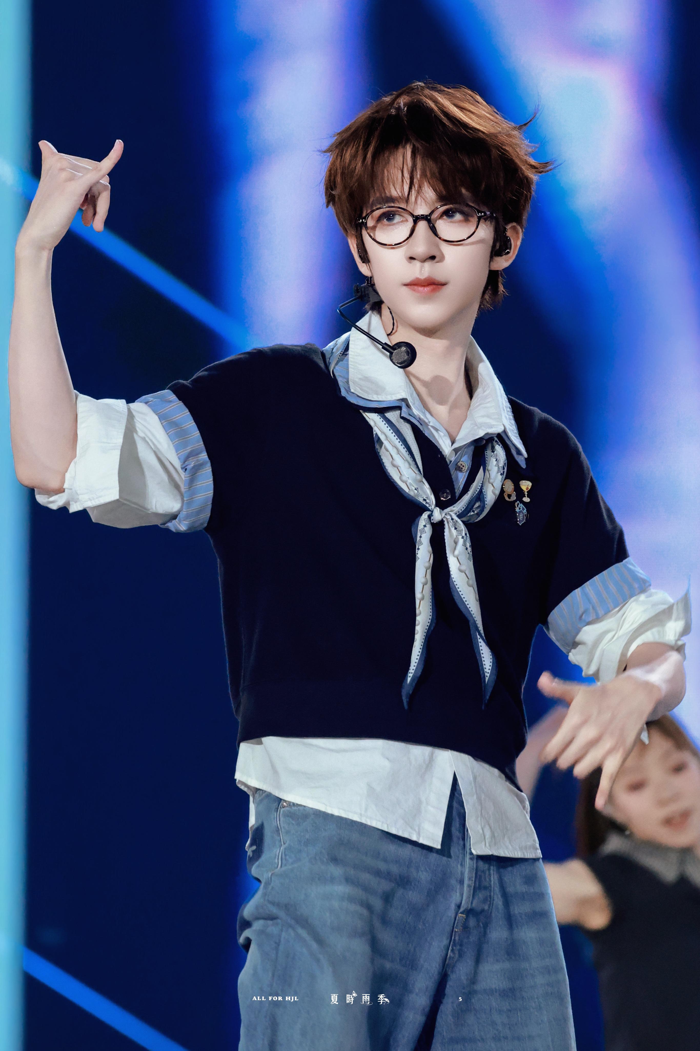 贺峻霖  萌萌哒🤓👓.贺峻霖暗黑骑士 .贺峻霖 黑天使 .贺峻霖加冠礼演唱会