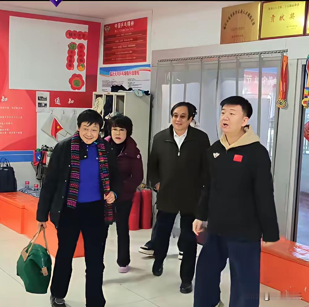 她曾让整个中国队沉默，如今却在上海教孩子握拍。
1994年广岛，她4:1击败邓亚