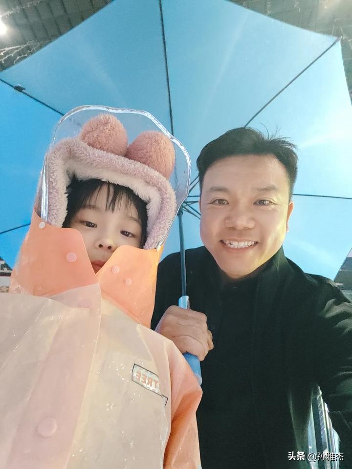 从无锡回来，到家啦！ [太阳]
​
下着大雨，小沐之专门跟她奶奶一起来送伞，[呲