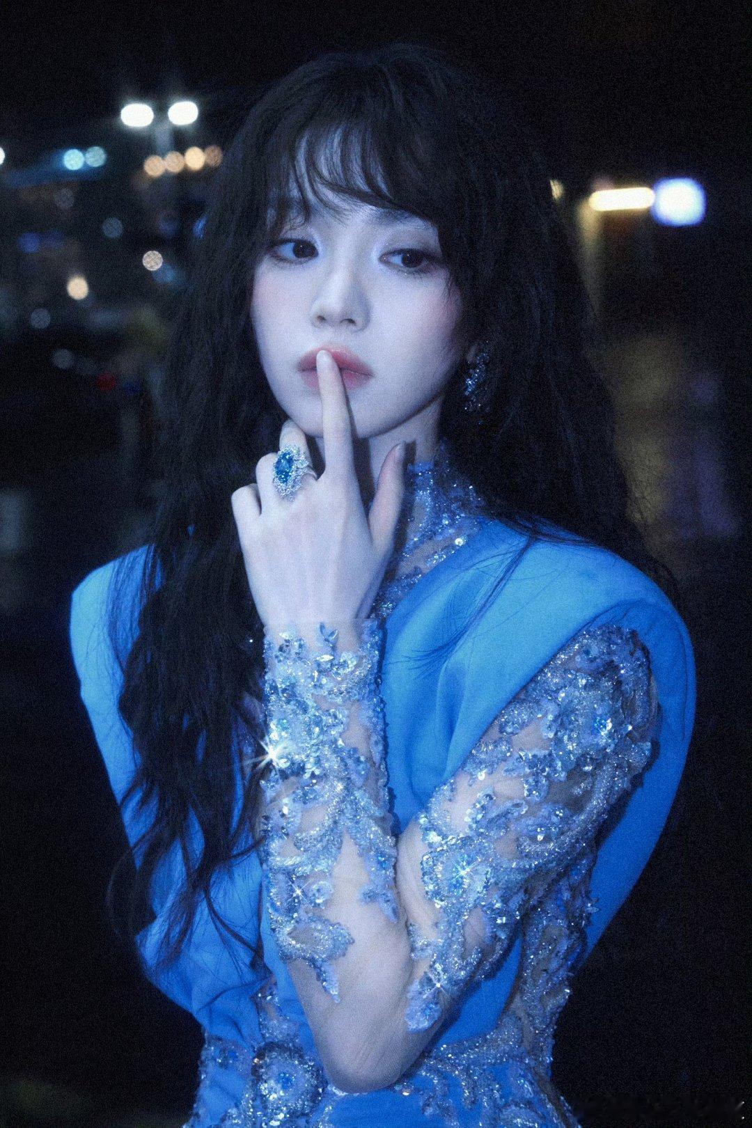 置身繁花绿意之中，两人同框画风柔和唯美，松弛自然的相处模式，满是花间偶像剧浪漫韵