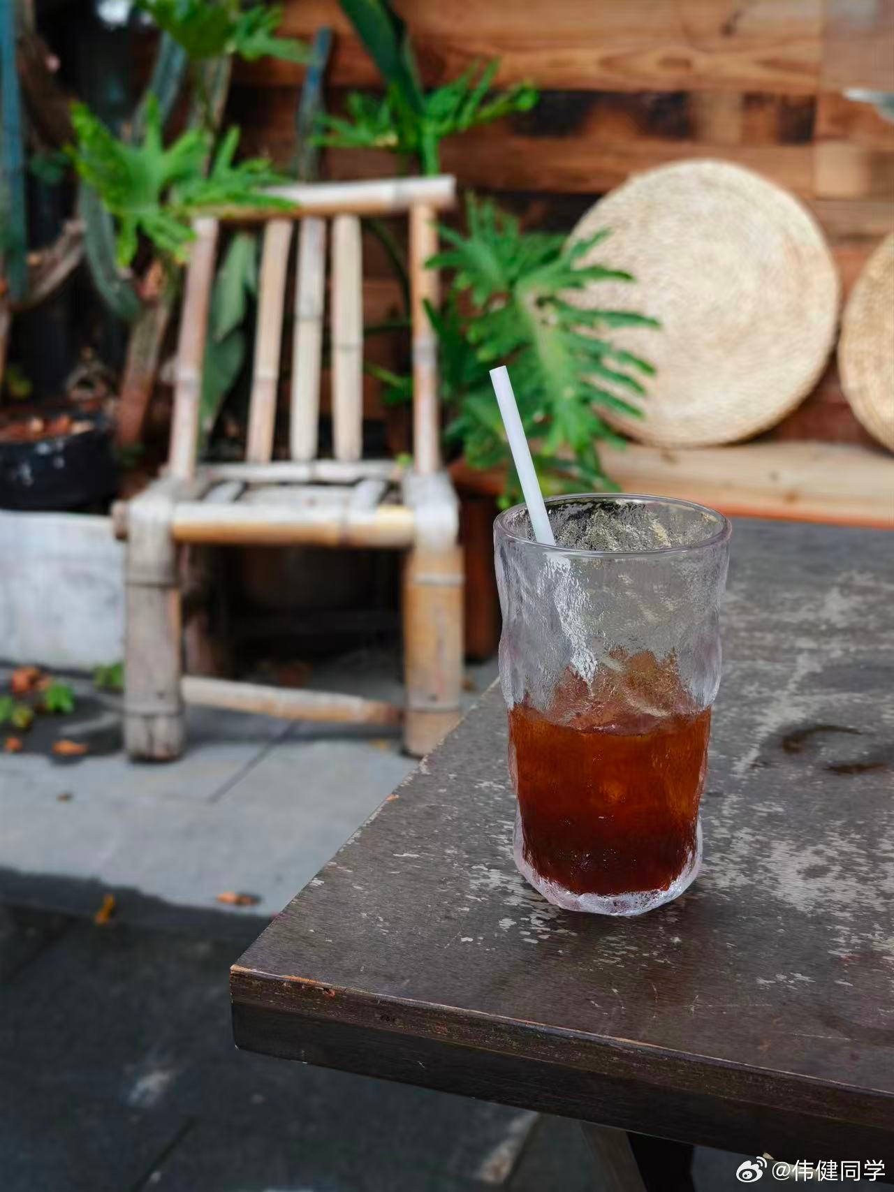 从左到右iPhone 15proiPhone 17pro max小米17Ultr