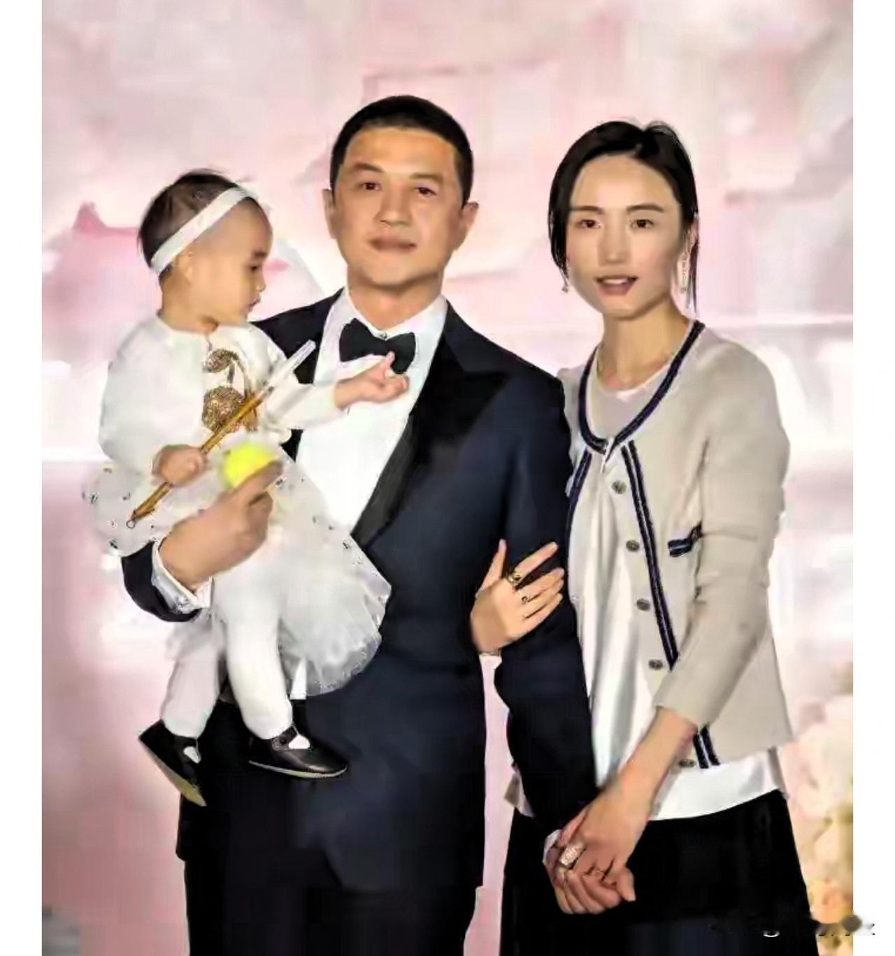 李亚鹏官宣离婚
其实，我觉得李亚鹏对待婚姻是认真的，只要你仔细观察，生活中，只有