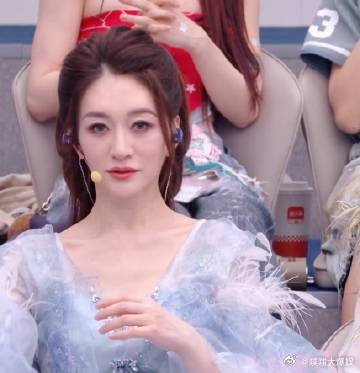 李小冉蓝色美瞳 乘风 2026 神女气质稳稳拿捏，蓝色美瞳加分满满，努力克服不习