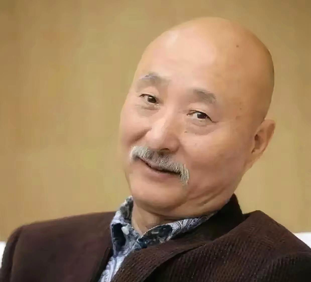 别被陈佩斯的“轴”骗了，他哪是跟钱较劲，分明是面照妖镜，把那些揣着明白装糊涂的人