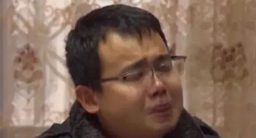 丈夫洗澡时，妻子偷看了他的手机，发现他出轨了。便起诉要求离婚。结果丈夫当庭要求对