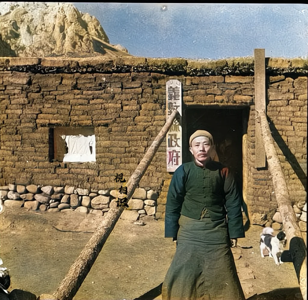 1939年，西康省义敦县长彭勋站在自己办公的门前，让人惊讶的是这个写着...