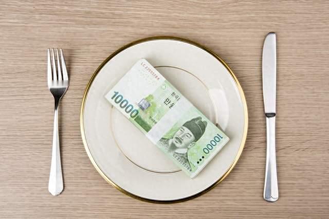 2027年，手头里有30万存款，本金一分不动，光靠利息就够每月饭钱