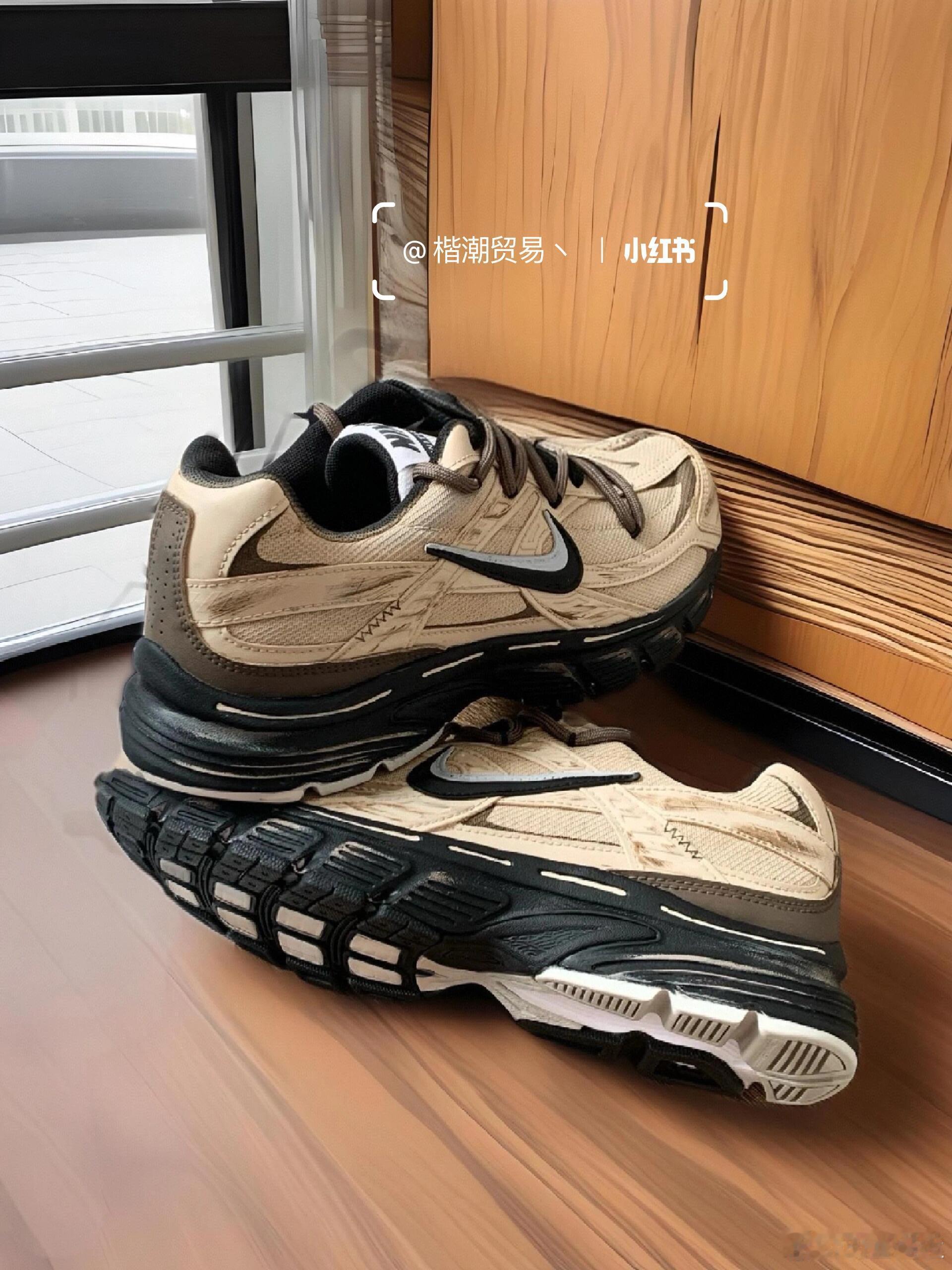 这双Nike运动鞋采用米白色为主色调，搭配标志性的黑色Swoosh对勾标识，整体