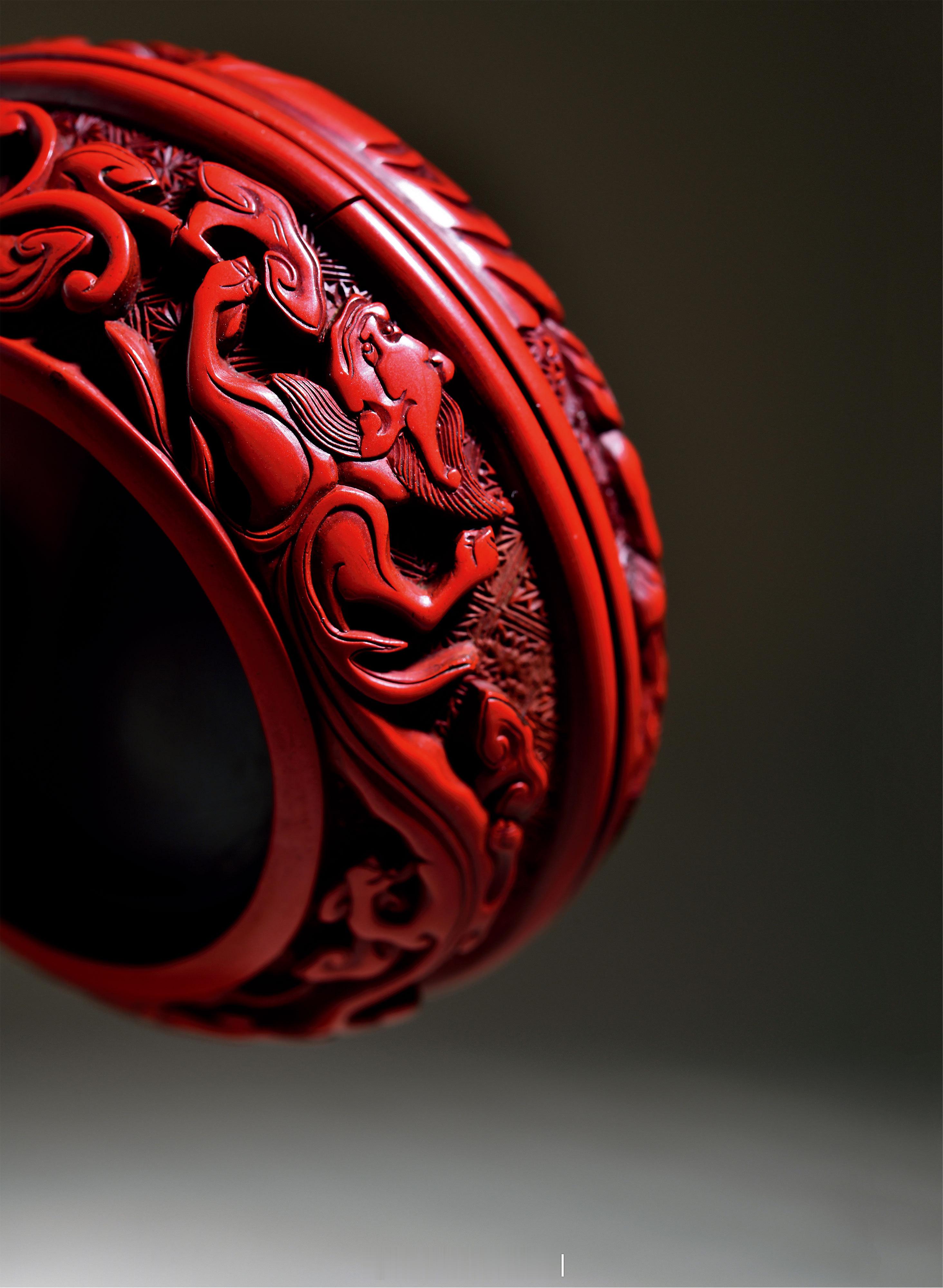 髹饰录 | 明 剔红六子戏弥勒香盒蒸饼式香盒，子母口，有唇沿，圈足，其形扁圆，而