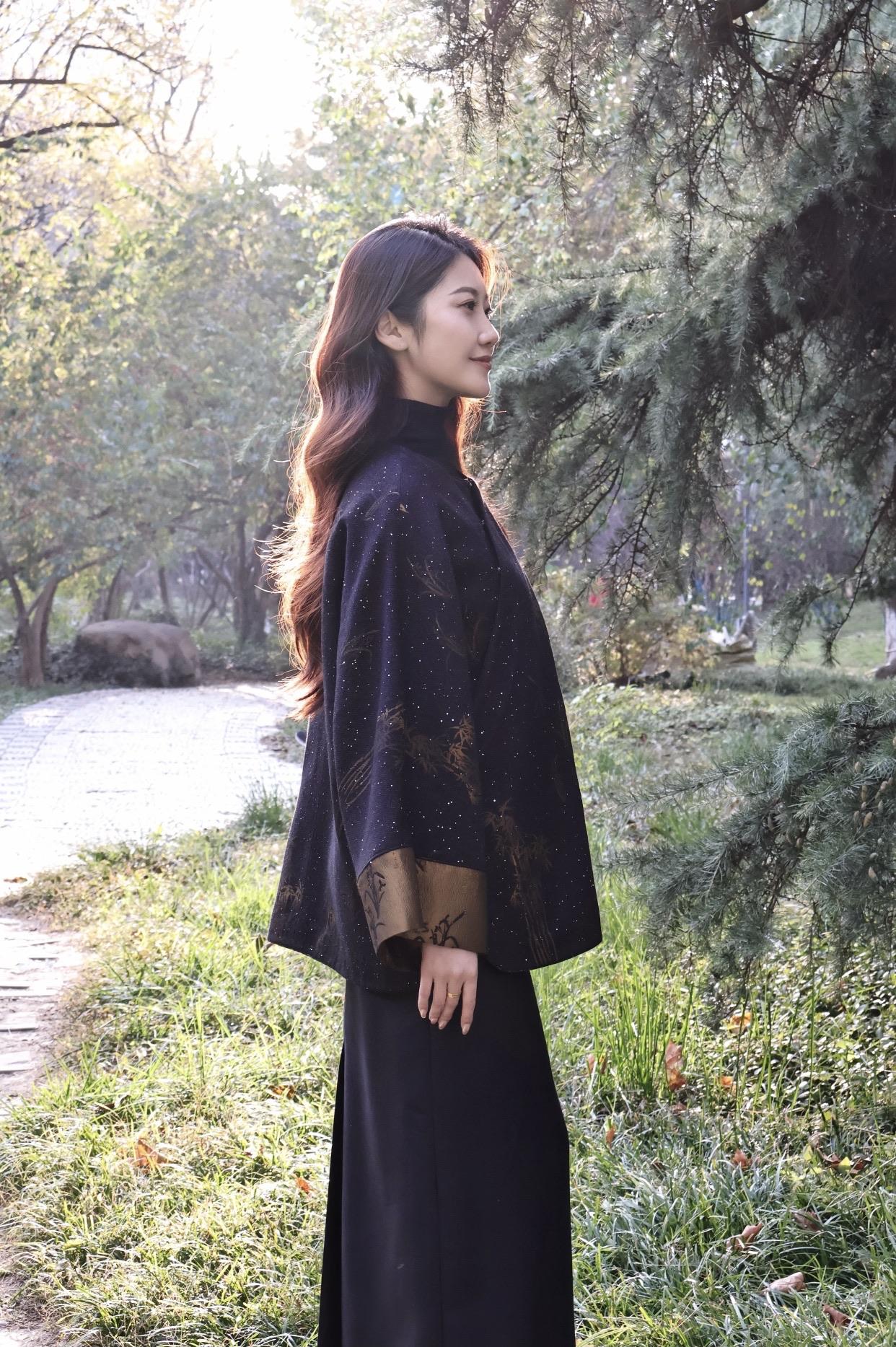 秋日穿搭指南🍂✨ 温柔黑纱裙搭配星点毛衣，尽显优雅气质！