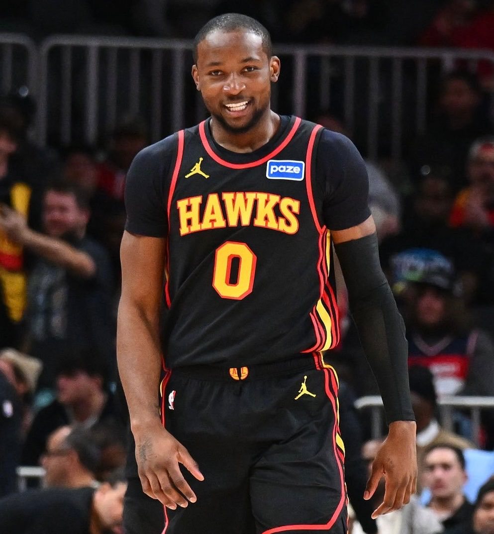 库明加投进了老鹰队历史上最远的一球——也是NBA历史上第八远的一球。老鹰vs独行