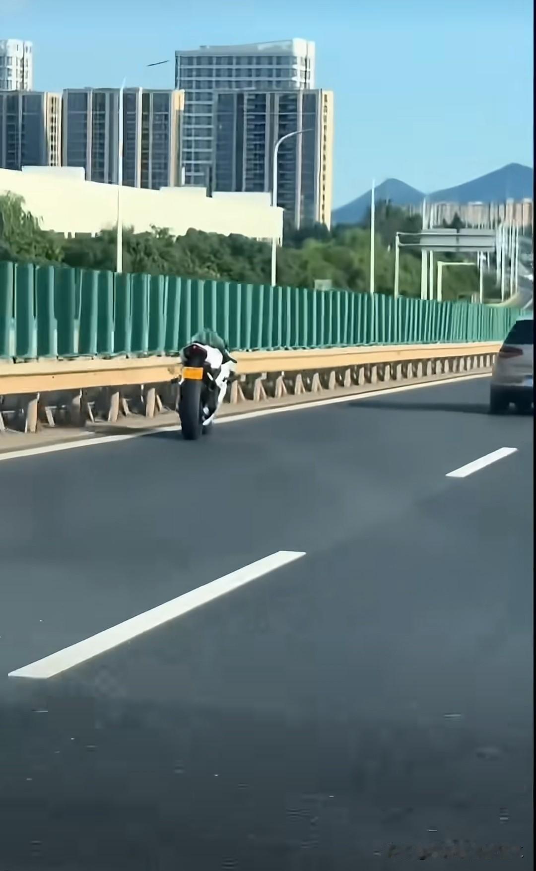 浙江高架惊现无人驾驶摩托车！

张雪机车回应：居然能看到这样的820RR，车主已