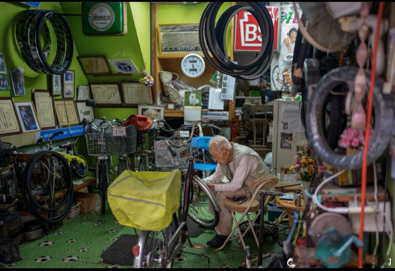 四位超过100岁还在工作的日本老人，他们分别是 自行车修理师傅、拉面师傅、农夫、