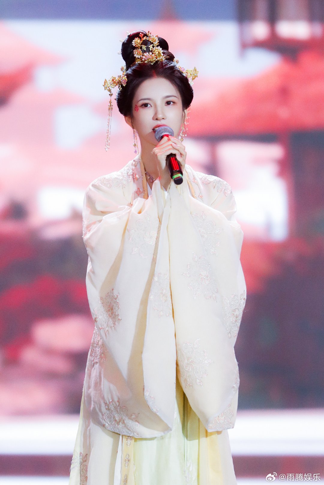 #硬糖少女303##刘些宁# 今日份糖妹新鲜物料刘些宁宁安如梦答谢礼工作室更新新