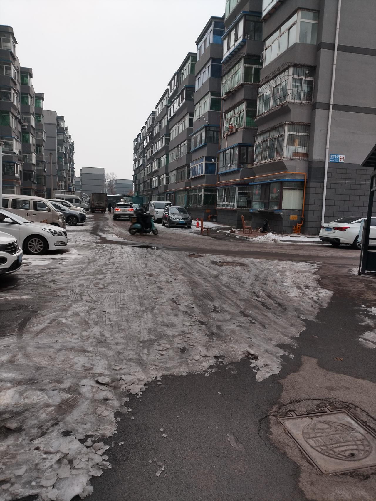 看看我们小区里这楼房前的雪。

头二年社区工作人员还能招集五保户人员来一起到小区