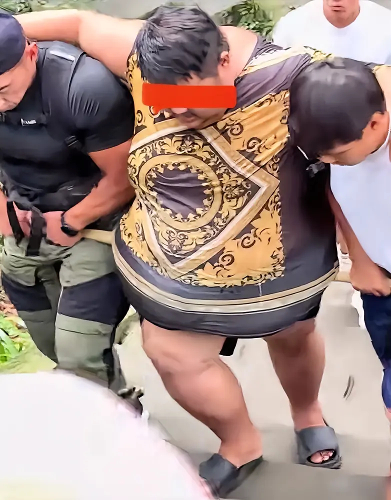 343斤网红玻璃桥跳舞被催促赶紧走又是这个网红良子，不是才爬峨眉山晕倒被抬吗？这