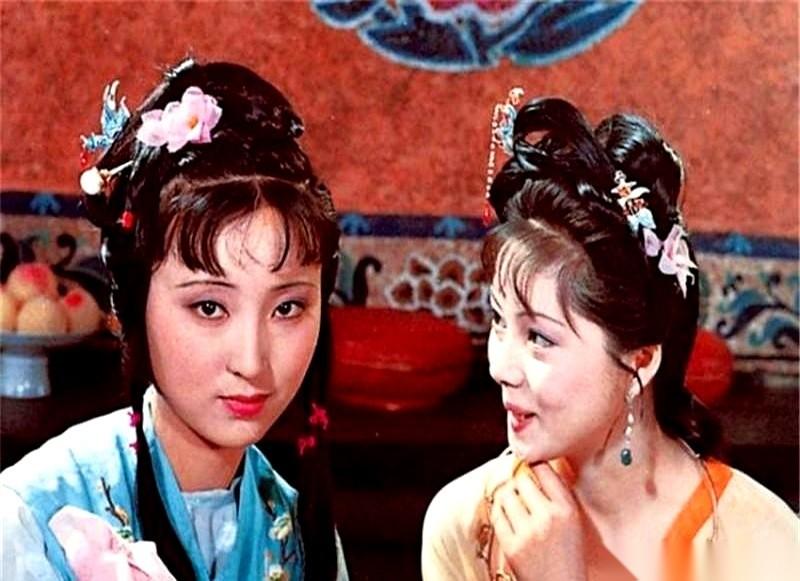 同样是在贾府寄住的亲戚，贾宝玉屋里进来两个长辈的小老婆时，薛宝钗赶紧起身让座，林