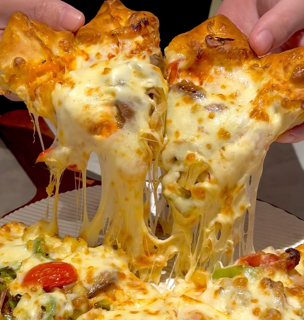 36岁农村摆摊卖20元一个的披萨 榴莲披萨是真的榴莲果肉，现场烤，还带纸盒包装，