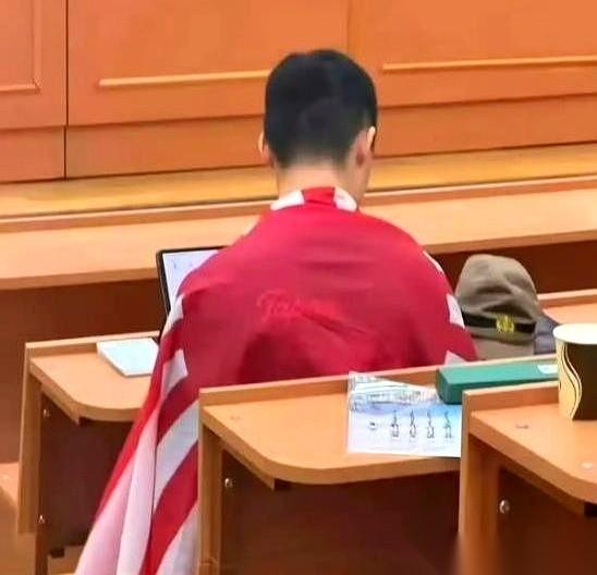 聊起网上总有人争论有些年轻人甚至留学生为什么还会出现“精日”心态，很多人第一反应
